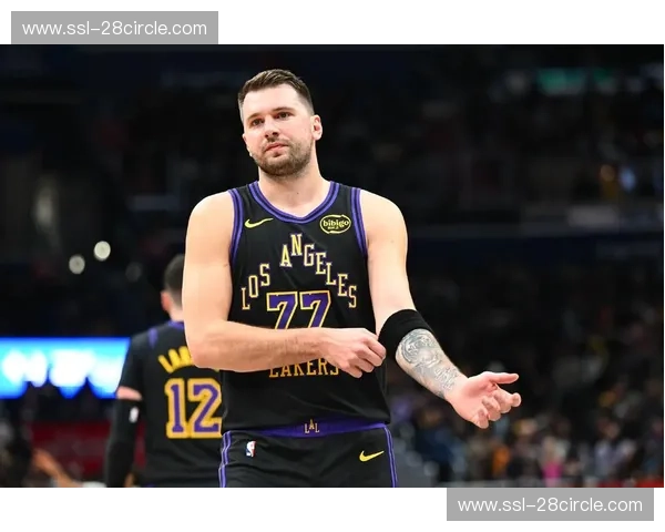 湖人詹姆斯东契奇双核共存 年龄差异下的节奏控制分工